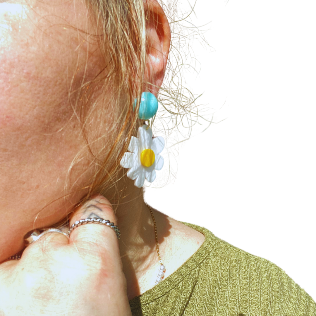 BOUCLES D'OREILLES ACÉTATE - MARGUERITE SIMPLE BLANCHE POINT BLEU