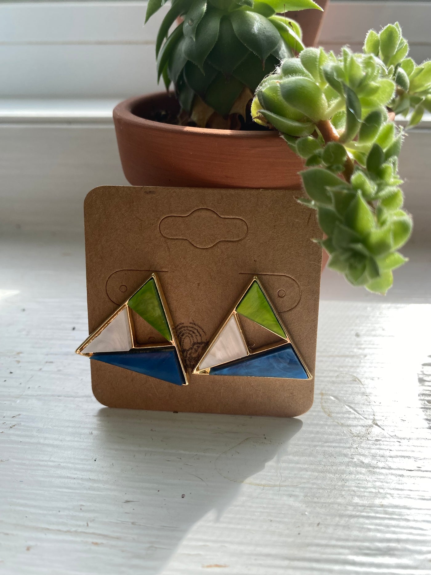 PETITE BOUCLES D'OREILLES RÉSINE ET FEUILLE D'OR -LA TRIANGLE 80'S