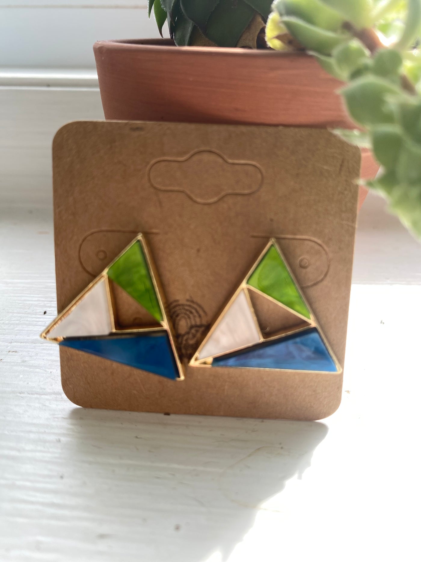 PETITE BOUCLES D'OREILLES RÉSINE ET FEUILLE D'OR -LA TRIANGLE 80'S